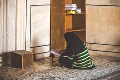 Mujer musulmán que lee Quran santo en la mezquita india Estudio de la escritura Una lectura histórica de los libros sagrados una imágenes de archivo libres de regalías Mujer musulmán que lee Quran santo en la mezquita india Estudio de la escritura Una lectura histórica de los libros sagrados una imágenes de archivo libres de regalías