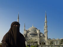 Mujer musulmán y mezquita azul fotografía de archivo Mujer musulmán y mezquita azul fotografía de archivo