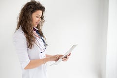 Mujer médica del doctor del médico aislada en el fondo blanco doctor con foto fotografía de archivo libre de regalías Mujer médica del doctor del médico aislada en el fondo blanco doctor con foto fotografía de archivo libre de regalías