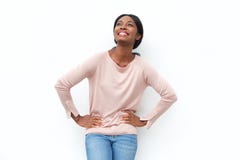 Mujer negra joven hermosa que sonríe con las manos en caderas y que mira para arriba fotografía de archivo Mujer negra joven hermosa que sonríe con las manos en caderas y que mira para arriba fotografía de archivo