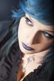 Mujer oscura con el pelo y el lápiz labial azules Colgante dominante Muchacha oscura imagenes de archivo Mujer oscura con el pelo y el lápiz labial azules Colgante dominante Muchacha oscura imagenes de archivo