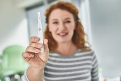 Mujer pelirroja que comparte noticias felices sobre el bebé futuro fotografía de archivo Mujer pelirroja que comparte noticias felices sobre el bebé futuro fotografía de archivo