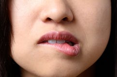 Mujer pensativa que muerde su labio Foto de archivo libre de regalías Mujer pensativa que muerde su labio Foto de archivo libre de regalías