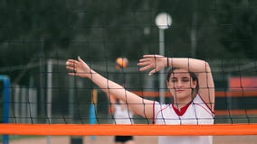 Mujer profesional del servicio del voleibol en el torneo de la playa La red del voleibol el jugador bloquea la visión al aplicars almacen de metraje de vídeo Mujer profesional del servicio del voleibol en el torneo de la playa La red del voleibol el jugador bloquea la visión al aplicars almacen de metraje de vídeo