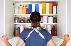 Mujer que abre la despensa llena Mujer que abre la despensa llena