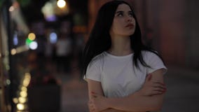 Mujer que camina en ciudad fresca de la noche metrajes Mujer que camina en ciudad fresca de la noche metrajes