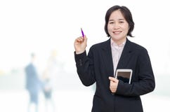 Mujer que celebra la tableta y sonrisas Imagenes de archivo Mujer que celebra la tableta y sonrisas Imagenes de archivo