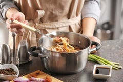 Mujer que cocina la sopa de fideos del pollo imágenes de archivo libres de regalías Mujer que cocina la sopa de fideos del pollo imágenes de archivo libres de regalías