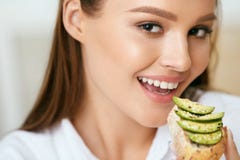 Mujer que come la comida de la dieta sana fotos de archivo Mujer que come la comida de la dieta sana fotos de archivo