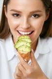 Mujer que come la comida de la dieta sana foto de archivo libre de regalías Mujer que come la comida de la dieta sana foto de archivo libre de regalías