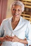 Mujer que come un vidrio de vino en una barra imagenes de archivo Mujer que come un vidrio de vino en una barra imagenes de archivo