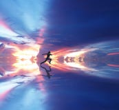Mujer que corre contra el cielo coloreado Fotos de archivo libres de regalías Mujer que corre contra el cielo coloreado Fotos de archivo libres de regalías
