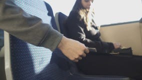 Mujer que da el boleto al conductor, inspector que comprueba los documentos, transporte público almacen de video Mujer que da el boleto al conductor, inspector que comprueba los documentos, transporte público almacen de video