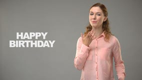 Mujer que dice feliz cumpleaños en asl, texto en el fondo, comunicación para sordo almacen de video Mujer que dice feliz cumpleaños en asl, texto en el fondo, comunicación para sordo almacen de video