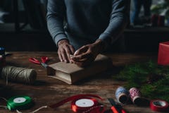 Mujer que envuelve el libro como regalo de la Navidad fotos de archivo libres de regalías Mujer que envuelve el libro como regalo de la Navidad fotos de archivo libres de regalías