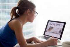 Mujer que estudia curso educativo en línea en Internet usando lapto fotos de archivo libres de regalías Mujer que estudia curso educativo en línea en Internet usando lapto fotos de archivo libres de regalías