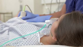 Mujer que experimenta el tratamiento de IVF con en el hospital metrajes Mujer que experimenta el tratamiento de IVF con en el hospital metrajes