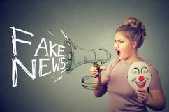 Mujer que grita en un megáfono que separa noticias falsas imagen de archivo Mujer que grita en un megáfono que separa noticias falsas imagen de archivo