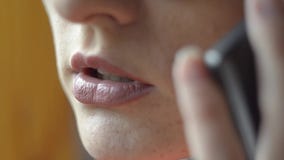 Mujer que habla en el teléfono elegante al aire libre Mujer que habla en el teléfono elegante al aire libre