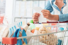 Mujer que hace compras fotografía de archivo libre de regalías Mujer que hace compras fotografía de archivo libre de regalías