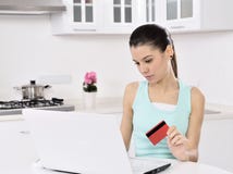 Mujer que hace compras en línea en casa imagen de archivo Mujer que hace compras en línea en casa imagen de archivo