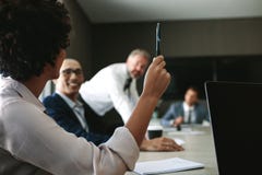 Mujer que hace una pregunta durante una reunión fotos de archivo libres de regalías Mujer que hace una pregunta durante una reunión fotos de archivo libres de regalías