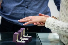 Mujer que intenta un anillo de diamante imágenes de archivo libres de regalías Mujer que intenta un anillo de diamante imágenes de archivo libres de regalías
