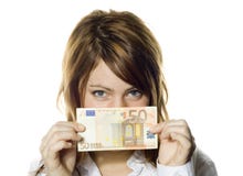 Mujer que lleva a cabo la nota del euro 50 Mujer que lleva a cabo la nota del euro 50