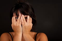 Mujer que lleva a cabo las manos delante de la cara fotos de archivo libres de regalías Mujer que lleva a cabo las manos delante de la cara fotos de archivo libres de regalías