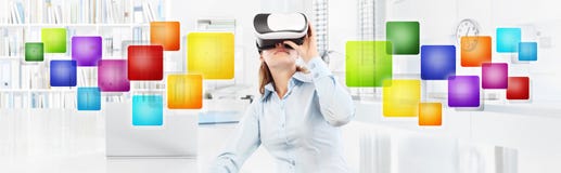 Mujer que lleva los vidrios de la realidad virtual en oficina, con los colores emp imágenes de archivo libres de regalías Mujer que lleva los vidrios de la realidad virtual en oficina, con los colores emp imágenes de archivo libres de regalías