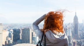 Mujer que mira el paisaje urbano fotos de archivo Mujer que mira el paisaje urbano fotos de archivo
