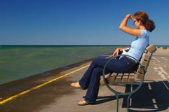 Mujer que mira hacia fuera al horizonte imagen de archivo libre de regalías Mujer que mira hacia fuera al horizonte imagen de archivo libre de regalías