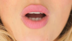 Mujer que pide un beso almacen de metraje de vídeo Mujer que pide un beso almacen de metraje de vídeo