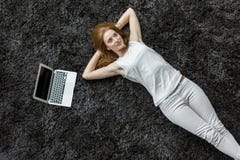 Mujer que pone en la alfombra imagenes de archivo Mujer que pone en la alfombra imagenes de archivo