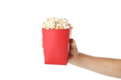 Mujer que sostiene el cubo con palomitas deliciosas foto de archivo libre de regalías Mujer que sostiene el cubo con palomitas deliciosas foto de archivo libre de regalías