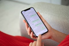Mujer que sostiene el iPhone X con el servicio social WhatsApp del establecimiento de una red fotografía de archivo libre de regalías Mujer que sostiene el iPhone X con el servicio social WhatsApp del establecimiento de una red fotografía de archivo libre de regalías