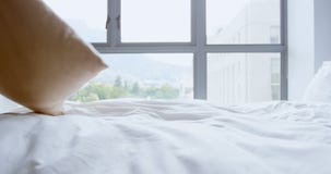 Mujer que sostiene la almohada en el dormitorio 4k almacen de video Mujer que sostiene la almohada en el dormitorio 4k almacen de video