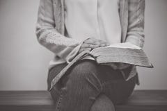 Mujer que sostiene la biblia imagenes de archivo Mujer que sostiene la biblia imagenes de archivo