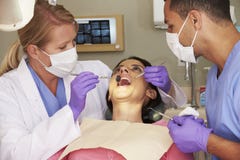 Mujer que tiene control para arriba en la cirugía de los dentistas fotos de archivo libres de regalías Mujer que tiene control para arriba en la cirugía de los dentistas fotos de archivo libres de regalías