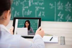 Mujer que tiene videochat con la tableta digital fotografía de archivo Mujer que tiene videochat con la tableta digital fotografía de archivo