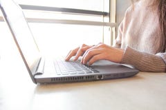 Mujer que trabaja en casa o manos de la oficina en el ordenador portátil del teclado imagen de archivo libre de regalías Mujer que trabaja en casa o manos de la oficina en el ordenador portátil del teclado imagen de archivo libre de regalías