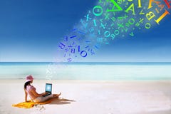 Mujer que trabaja en la playa fotos de archivo Mujer que trabaja en la playa fotos de archivo