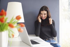 Mujer que usa el teléfono celular foto de archivo libre de regalías Mujer que usa el teléfono celular foto de archivo libre de regalías