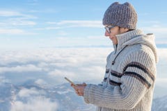 Mujer que usa el teléfono elegante en las montañas Vista panorámica de las montañas coronadas de nieve en la estación fría del in fotos de archivo Mujer que usa el teléfono elegante en las montañas Vista panorámica de las montañas coronadas de nieve en la estación fría del in fotos de archivo