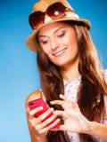Mujer que usa SMS o mandar un SMS de la lectura del teléfono móvil Fotografía de archivo Mujer que usa SMS o mandar un SMS de la lectura del teléfono móvil Fotografía de archivo
