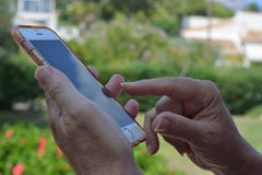 Mujer que usa un smartphone, finger a la pantalla táctil fotografía de archivo Mujer que usa un smartphone, finger a la pantalla táctil fotografía de archivo