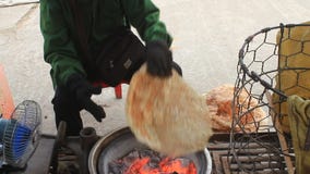 Mujer que vende las tortas de arroz en mercado metrajes Mujer que vende las tortas de arroz en mercado metrajes
