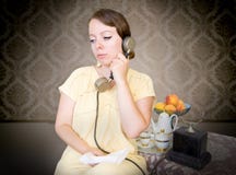Mujer retra que habla en el teléfono Mujer retra que habla en el teléfono