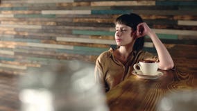 Mujer romántica de la belleza joven que bebe té o el café caliente en luz de la mañana Muchacha relajada feliz que goza de la taz metrajes Mujer romántica de la belleza joven que bebe té o el café caliente en luz de la mañana Muchacha relajada feliz que goza de la taz metrajes