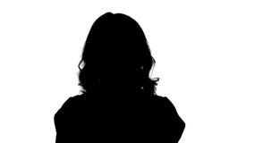 Mujer rubia joven de la silueta que es seria y después que sonríe Cambiando en humor, emociones metrajes Mujer rubia joven de la silueta que es seria y después que sonríe Cambiando en humor, emociones metrajes